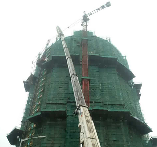双城吊车在工地上作业